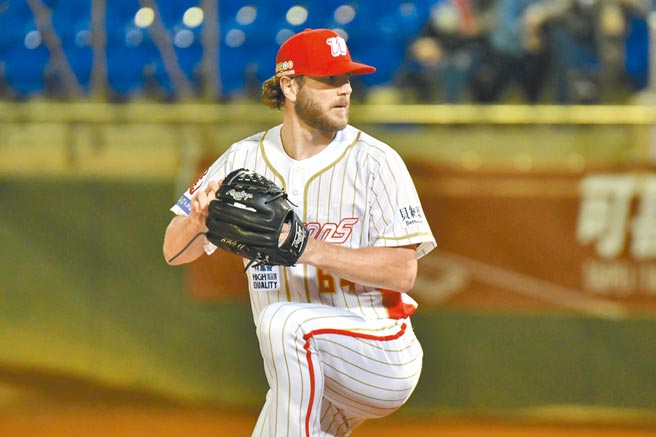 钢龙8日对乐天桃猿上演中职处女秀。（味全龙提供）