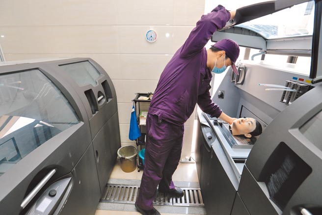 西安市殯儀館的3D列印技術，讓逝者損壞的容顏可重建，相似度可達9成。（中新社）