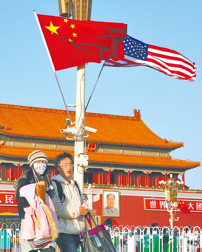 美国参议院提出「2021年战略竞争法」，将动用一切战略工具抗衡中国，图为2009年11月天安门前的中美两国国旗。（中新社）