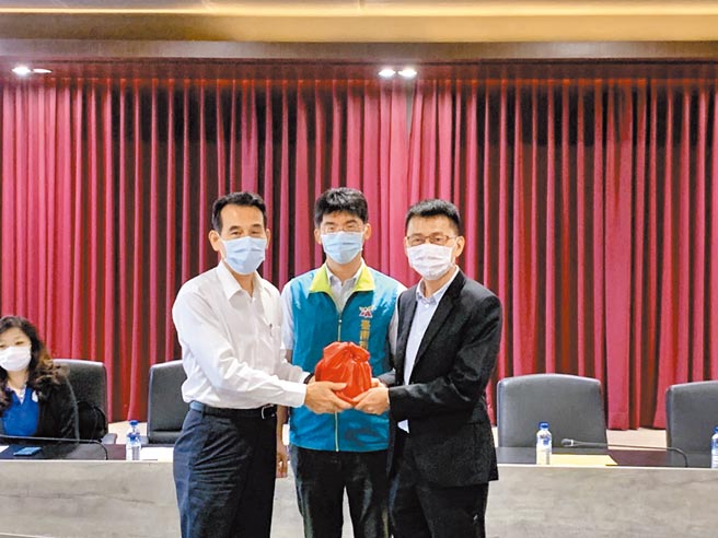 林士杰（右）当选台南市区渔会理事长。（程炳璋摄）