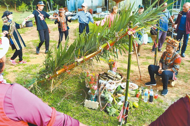 社顶部落族人找回排湾族身分的决心不变，决定不管官司输赢，从今年起每年农历7月定期举办祖灵祭。（谢佳潾摄）