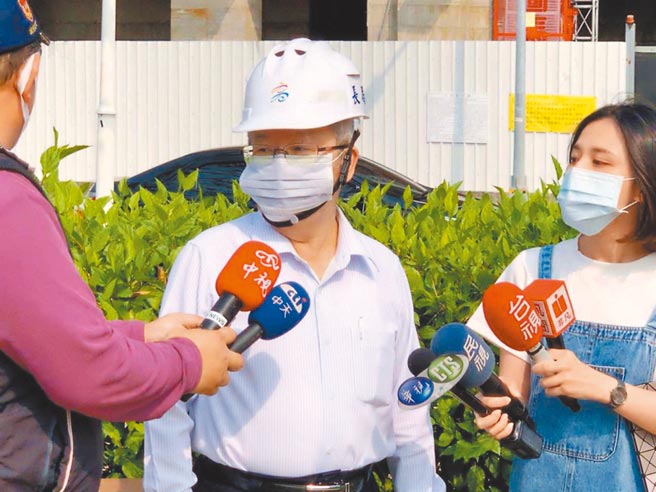 高市劳工局长李焕熏（中）3月底曾带队劳检，未料9日他以「健康因素」为由请辞获准。（本报资料照）