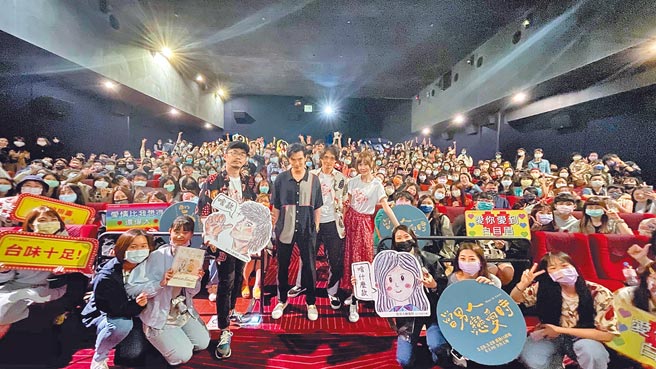 监制程伟豪（左四起）、邱泽、导演殷振豪及监制金百伦日前出席电影映后活动。（金盏花大影业提供）