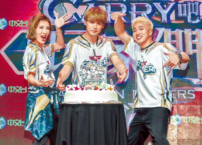 小祯（左起）、陈零九、娄峻硕昨出席记者会，眾人帮当天生日的陈零九庆生。（粘耿豪摄）