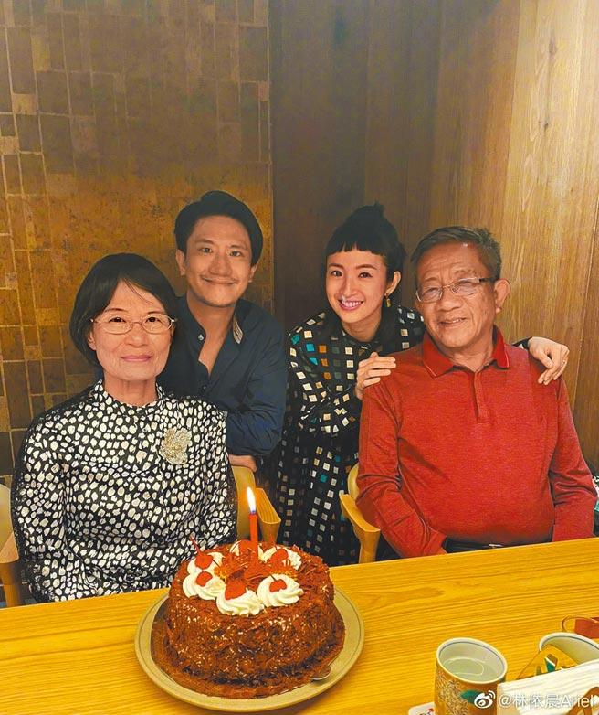 林依晨（右二）昨在微博晒出和老公林于超（左二）及公婆合影，一家和乐洋溢幸福感。（摘自微博）
