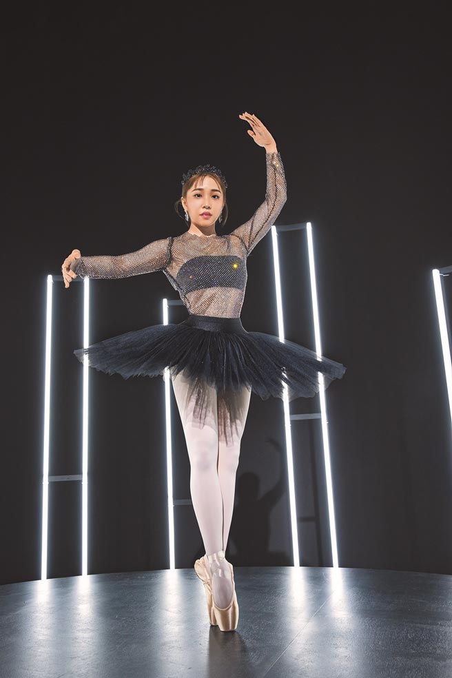 艾薇日前拍摄新歌〈绝美〉MV。（环球唱片提供）