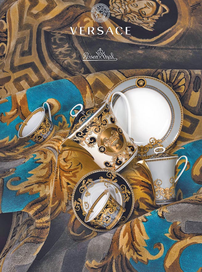 VERSACE华美晚宴系列以最具代表性的丝巾图腾「Le Vase Baroque」为灵感。（居礼名店提供）