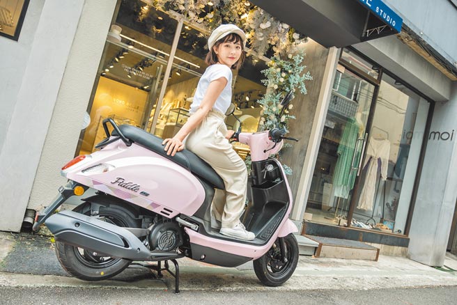 SYM七期Fiddle LT系列提供24期零利率、1000元礼券，三阳加码2000元购车补助金，再送畅型风镜组。（SYM提供）