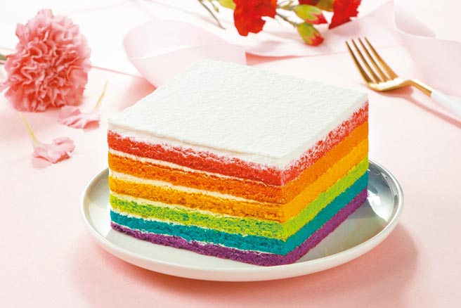 愛買「彩虹多莉蛋糕」，6吋、599元。（愛買提供）