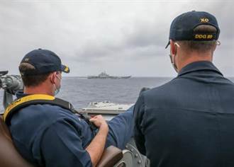 美國海軍發佈照片：中國航母遼寧艦和美艦近距離碰面