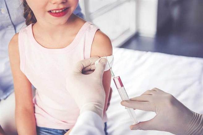 若確診為性早熟，在醫師建議下可考慮讓孩子施打抑制性荷爾蒙的針劑藥物，延緩青春期到來，爭取更多長高的時間。（圖／123RF）