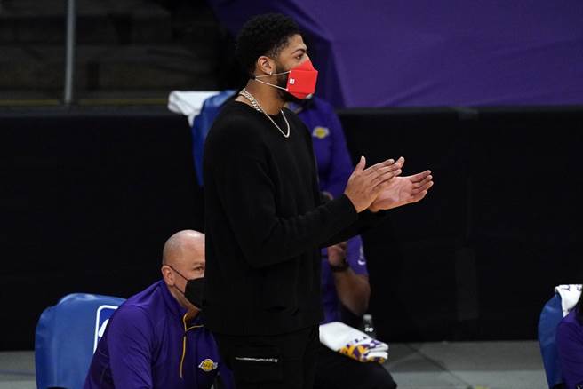 沃神爆料安东尼戴维斯至少还需两周以上时间才可回归。(美联社)