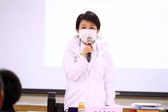 台中市长卢秀燕穿上回收宝特瓶再生布料制造而成的风衣，不只为产品代言，鼓励更多在地传统产业升级创新。（台中市府提供／卢金足台中传真） 