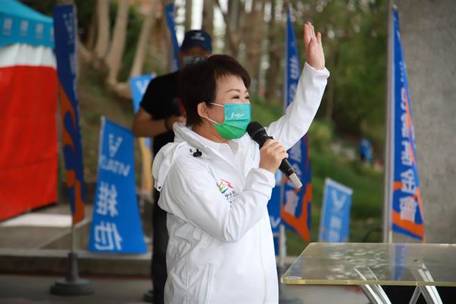 台中市长卢秀燕穿着潮流防护机能风衣，是崇铭纺织利用回收宝特瓶再生布料制造而成。（台中市府提供／卢金足台中传真）