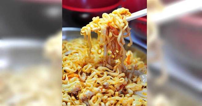 泡麵其实就是油炸过的麵，除了油脂较多之外，和其他食物没有差异。 （图／报系资料库）