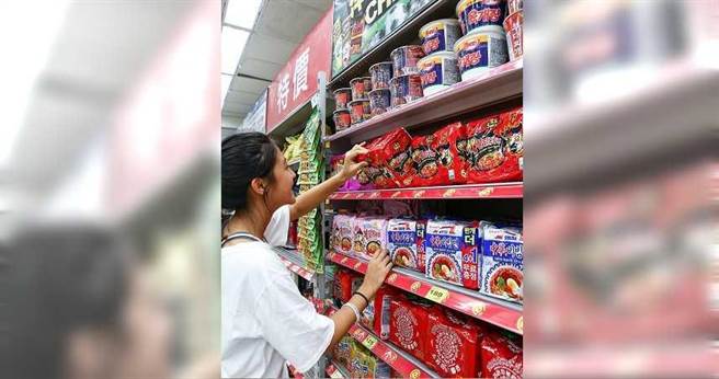 台湾人超爱吃泡麵，营养师建议少加一些调味料，多搭配蔬菜、鸡蛋，就能吃得更健康。 （图／报系资料库）