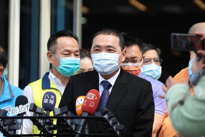 新北市長侯友宜今（11日）上午出席新北市佛教會浴佛節慶典大會，被媒體問及昨出席活動與衛福部長陳時中同台互動冷。（葉書宏攝）
