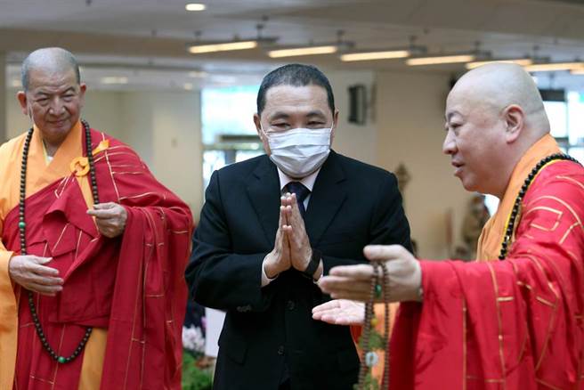 侯友宜（中）出席浴佛節慶典大會。（黃世麒攝）
