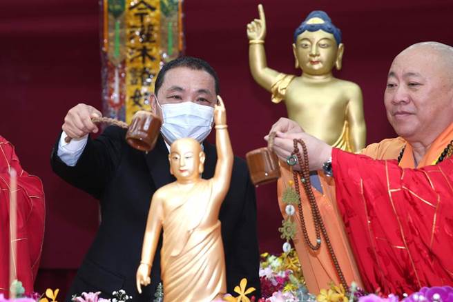 侯友宜（左）出席浴佛節慶典大會。（黃世麒攝）
