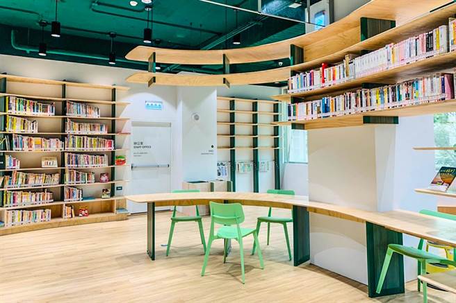图书馆龙山分馆二楼规画儿童、亲子阅览区，也有新书及杂志展示区。（罗浚滨摄）