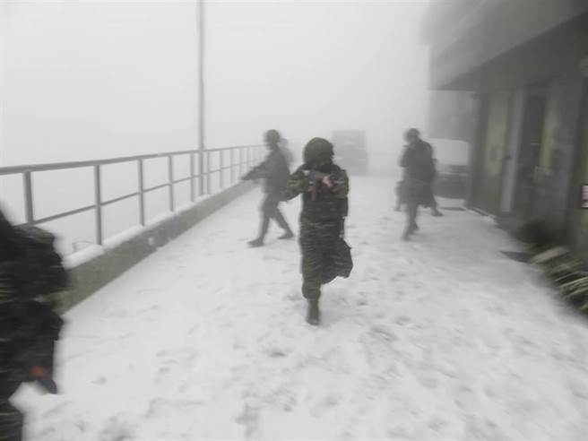 海军海洋监侦指挥部雷达站也有明显降雪。海军官兵在极冻雪地持枪操练的画面曝光。（海军提供）