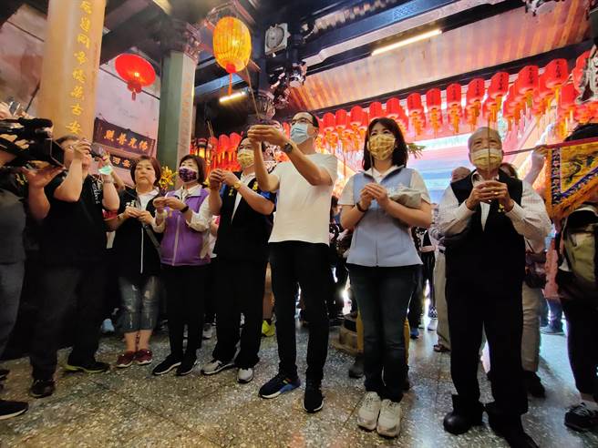 大甲妈9天8夜遶境9日启程，国民党前主席朱立伦11日从彰化溪洲后天宫出发，展开3天2夜的还愿之旅。(吴建辉摄)