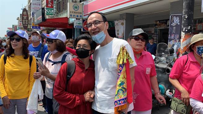 国民党前主席朱立伦11日下午现身彰化溪州后天宫，与大甲妈祖绕境队伍为伍，徒步展开3天2夜的还愿行程，所到之处皆吸引民眾争相拍照。(吴建辉摄)