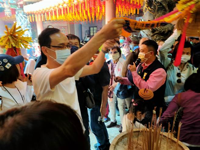 朱立伦被问到是否有意参选党主席选举，他表示国民党就只有一位主席候选人，就是江启程，其他的都是大家空穴来风。(吴建辉摄)