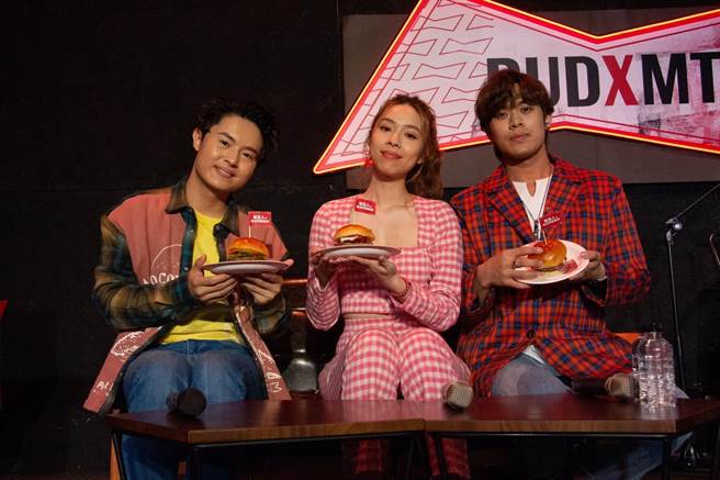 告五人在歌迷见面会上制作汉堡。（MTV台提供）