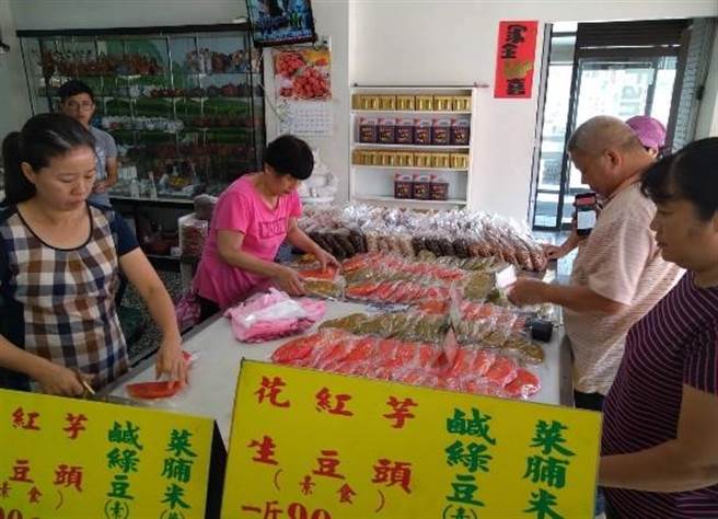 骑乘单车之时，也可顺道参观当地着名的廖添丁庙、大啖八里出名的红龟粿。（新北市渔业处提供）