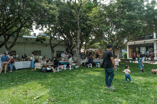 新瓦屋客家文化保存區面有特色藝文店家進駐，已成竹北都市叢林中的世外桃源。（羅浚濱攝）