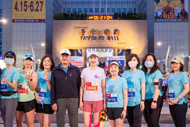 台新銀行女子路跑，彭雪芬征服21K，吳東亮率台新夢想家球星迎接慶賀。（台新提供）