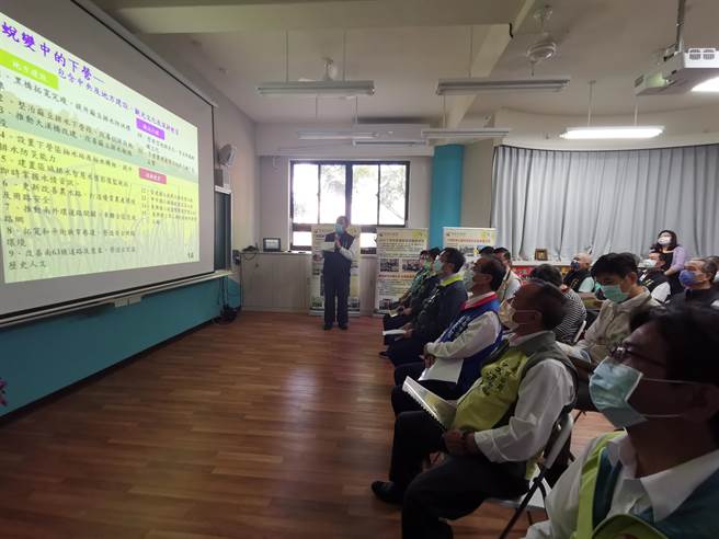 台南市长黄伟哲11日至下营区听取区政成果报告，由区长李宗翰（左）说明。（刘秀芬摄）