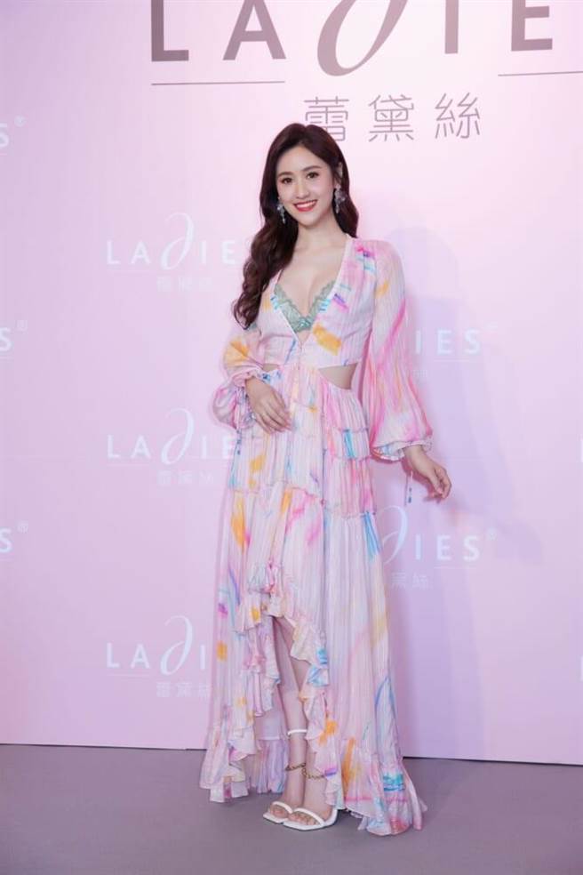 Sandy（中）日前大秀好身材。（蕾黛絲提供）