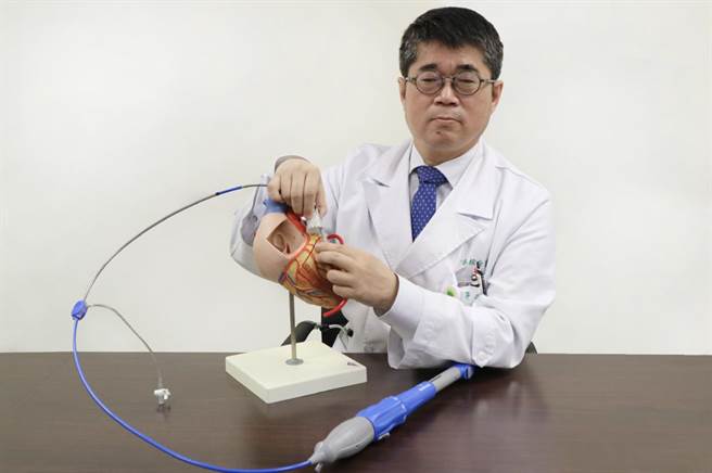 國泰醫院心血管中心部副主任黃啟宏介紹「經導管主動脈瓣膜置換手術(TAVI)」治療。（國泰醫院提供）