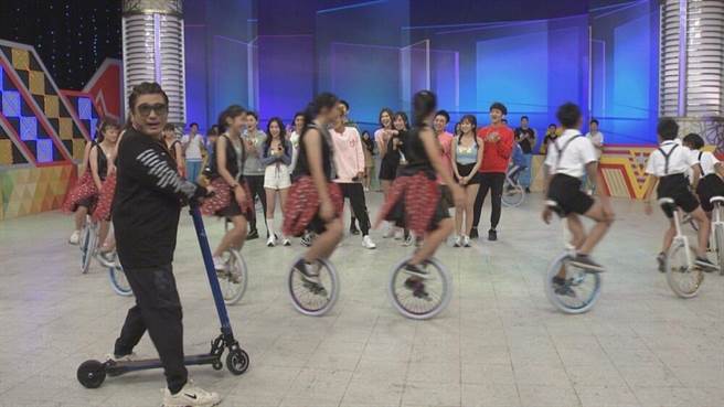 胡瓜表示要拿出自己收藏的名车来PK，正当大家讶异综艺大哥会骑单轮车时，却发现是电动滑板车。（民视提供）