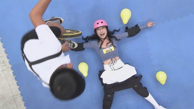 张家玮躺地惨叫。（民视提供）