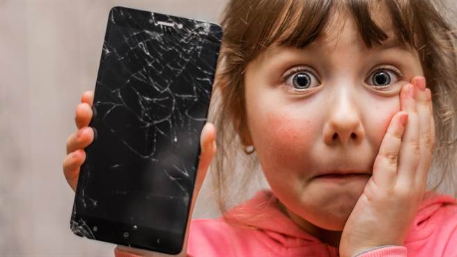 大陆河南省一所国中，近日举行「砸手机」活动引发热议。图片为示意图非本人。（图／shutterstock）