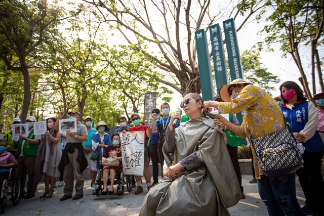 居民杨小姐痛批轻轨美术馆路线选择不当，市府罔顾民意，气得现场剃去长髮表达抗议。（袁庭尧摄）