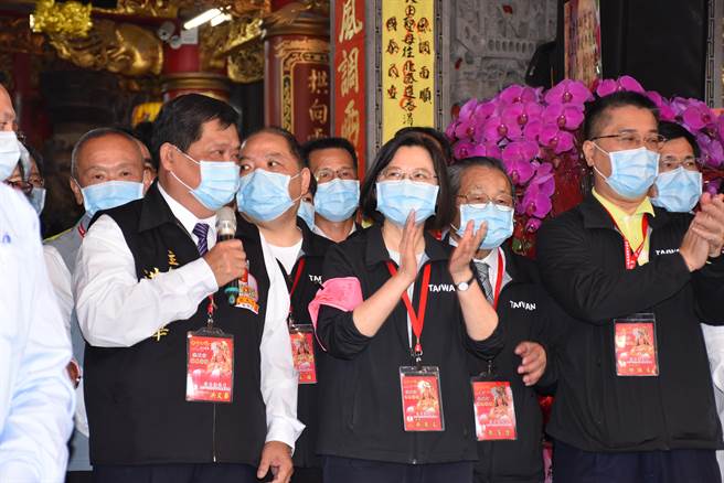 總統蔡英文11日下午3點抵達拱天宮向媽祖上香參拜。（謝明俊攝）