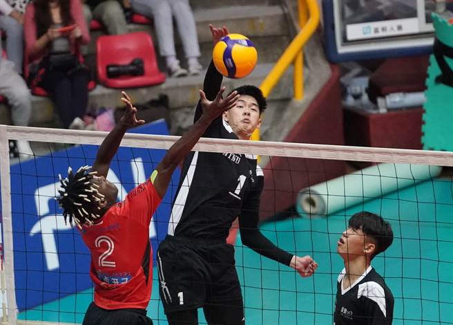 台湾师大队长黄正良在网前扣杀取分。(大专体总提供)