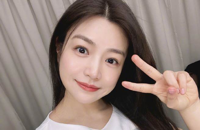 陈妍希晒自拍，美照嫩出水。（图／取材自陈妍希微博）