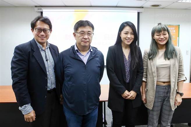台湾制宪基金会11日举办「环境权入新宪的挑战、困境及可能」演讲活动，邀请台湾制宪基金会副执行长宋承恩（左1）、台湾制宪基金会副执行长胡博砚（左2）、台湾绿党秘书长张竹岑（右2）、律师李菁琪（右1）等人就「台湾新宪法公投运动的现况与展望」为题演讲。（邓博仁摄）