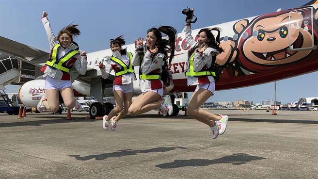 Rakuten Girls开心的和彩绘机合影。（台湾虎航提供）
