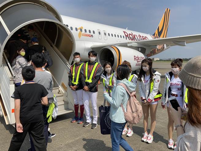 Rakuten Monkeys球员及女孩们化身为一日地勤人员，欢迎旅客登机。（台湾虎航提供）