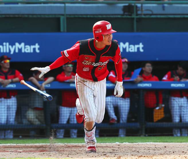 本季改披龍袍的陳品捷首度回到新莊，繳出單場3安「猛打賞」。（陳怡誠攝）