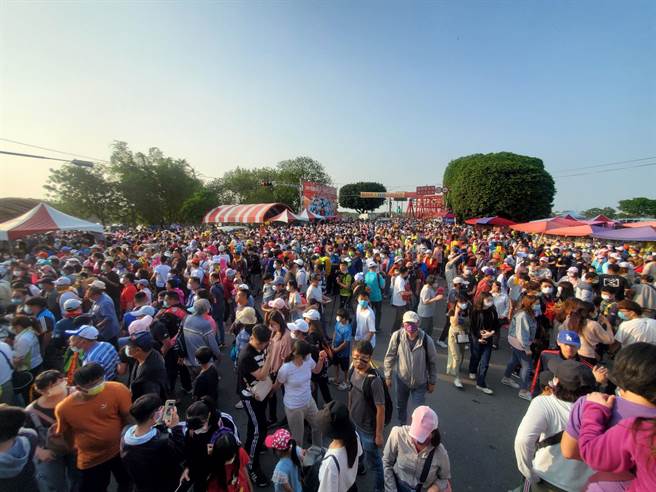 今年西螺大橋端的迎神轎人潮比去年多1至2倍。（周麗蘭攝）