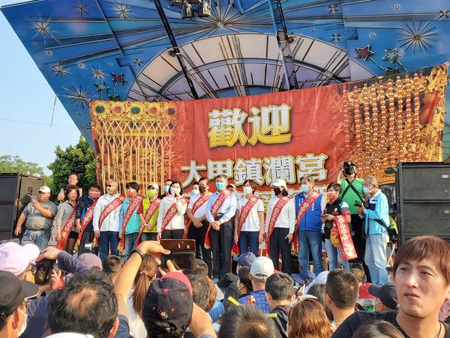 鑾轎抵達前，縣長張麗善、台北市長柯文哲、雲林縣議員李明哲、廖偉晴、廖秋萍、梁銘忠已在臨時搭起的舞台等候迎轎。（周麗蘭攝）