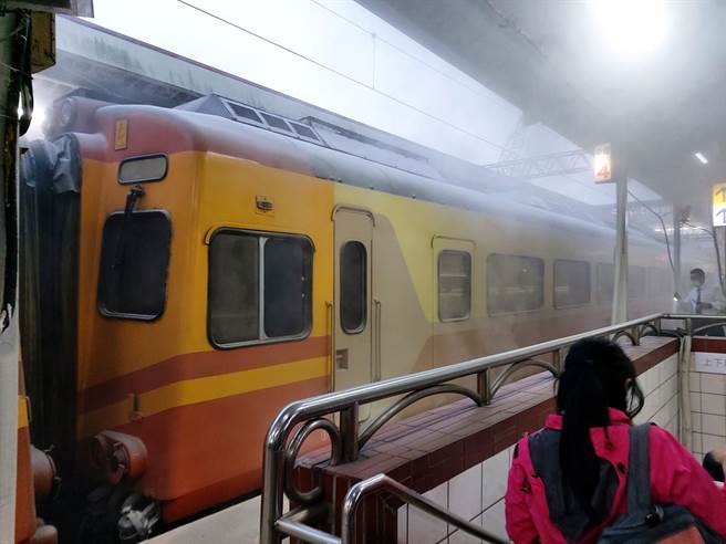 台鐵自強號126車次狂冒濃煙 乘客中壢車站急疏散(圖翻攝自爆料公社公開版)