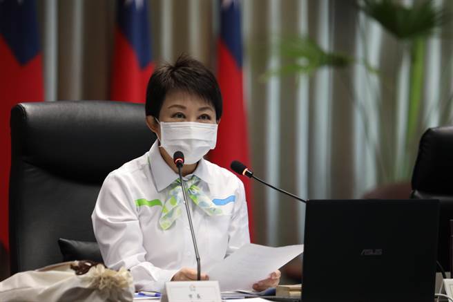 台中市卢秀燕把责任穿在身上，从去年到今年都穿上台中捷运公司制服，代表要和中捷团队站在一起打拚。（卢金足摄）